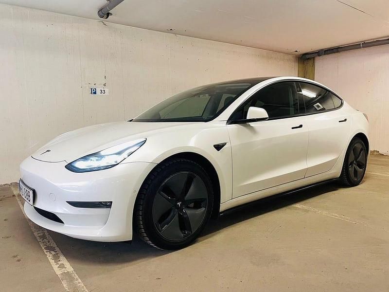 Vitmetallic Begagnad 2021 Tesla Model 3 Long Range AWD Sedan | 269 000 kr (Lite dyr) - Bild 1/4