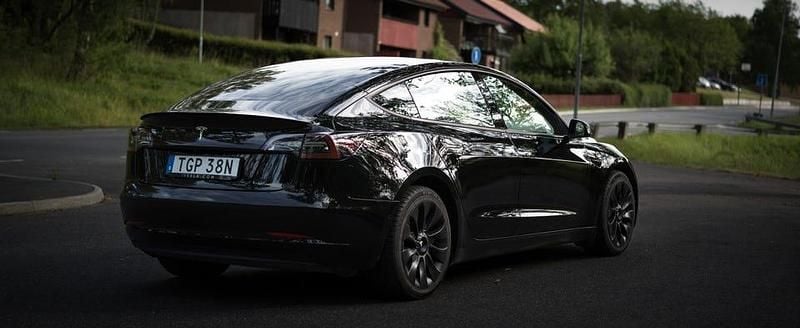 Begagnad Tesla Model 3 Standard Range 208 kW (283 HK) 2022 Solid svart Sedan