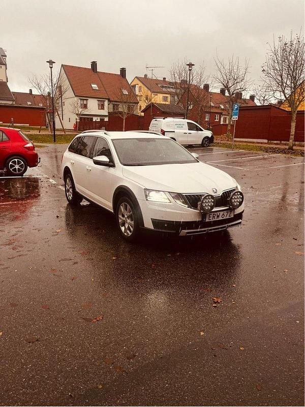 Vit Begagnad 2020 Skoda Octavia Scout Kombi | 250 000 kr (Superpris) - Bild 1/4