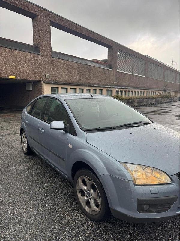 Blå Begagnad 2007 Ford Focus Halvkombi | 19 999 kr (Marknadspris) - Bild 1/4