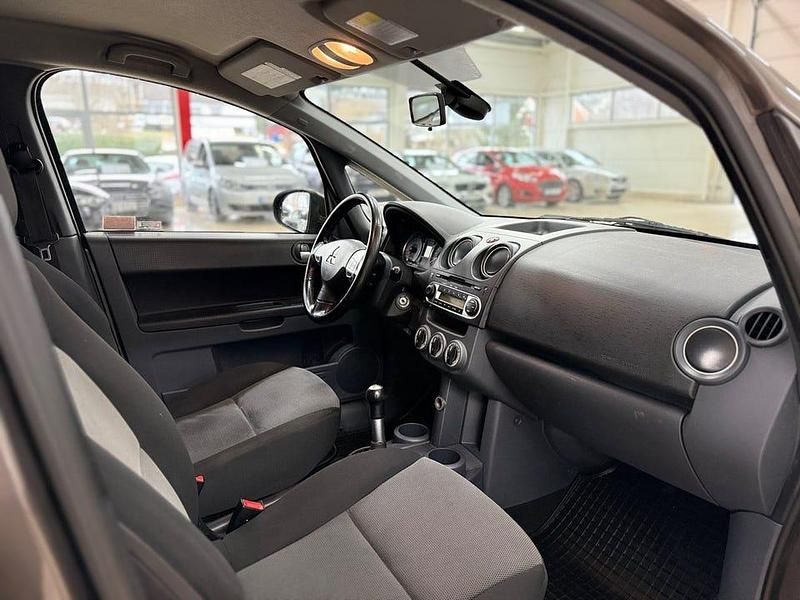 Begagnad Mitsubishi Colt 95 HK (69 kW) 2011 Grå Halvkombi