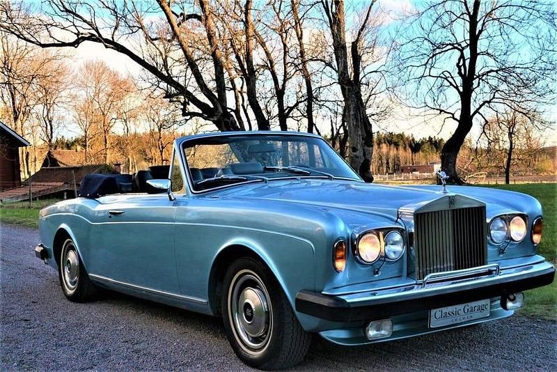 Begagnad Rolls Royce Corniche 231 HK (169 kW) 1982 Ljusblå met/mörkblå sufflett/svart skinn Cab