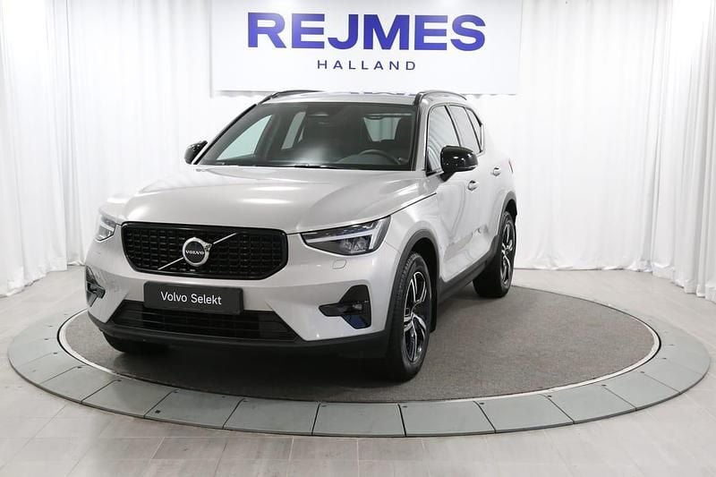 Silver Begagnad 2023 Volvo XC40 Plus SUV | 359 500 kr (Marknadspris) - Bild 1/4
