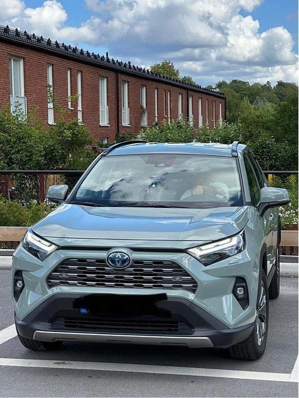 Grön Begagnad 2022 Toyota RAV4 Hybrid Executive SUV | 295 000 kr (Marknadspris) - Bild 1/4