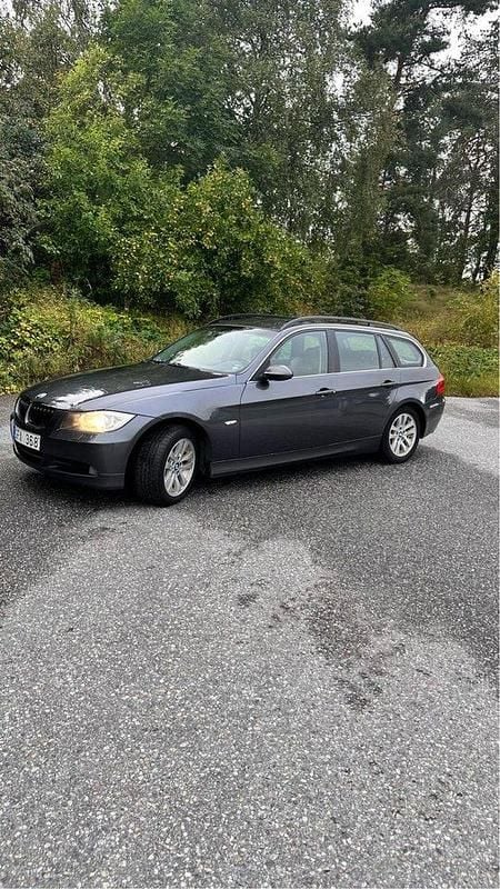 Grå Begagnad 2007 BMW 325 Advantage Kombi | 62 500 kr (Marknadspris) - Bild 1/4