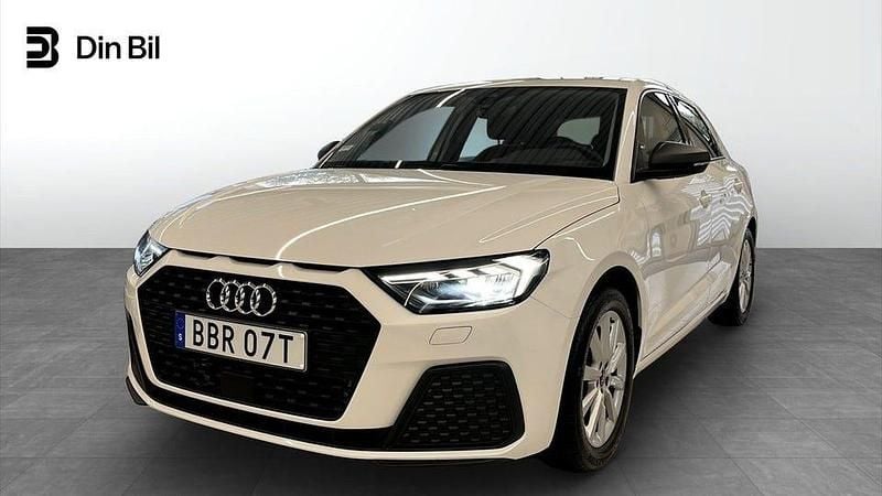 Cortinavit Begagnad 2025 Audi A1 Sportback Proline Halvkombi | 244 000 kr (Marknadspris) - Bild 1/4