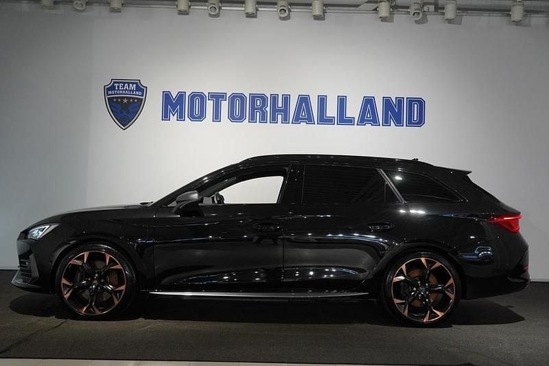 Svart Begagnad 2023 Cupra Leon Kombi | 294 900 kr (Marknadspris) - Bild 1/4