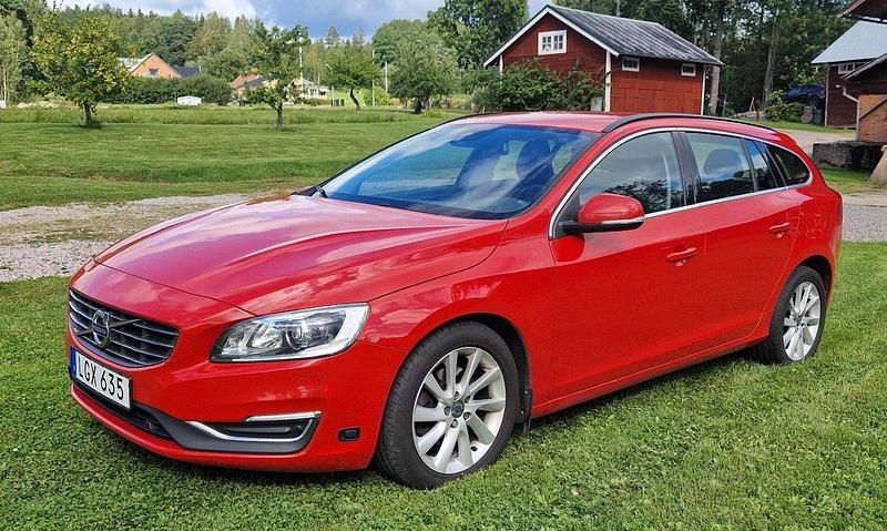 Röd Begagnad 2016 Volvo V60 Momentum Kombi | 139 000 kr (Marknadspris) - Bild 1/4