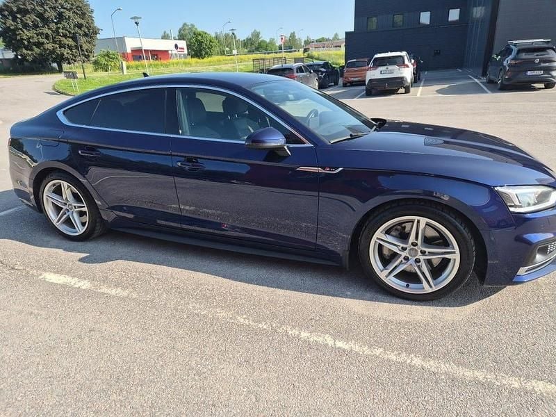 Navarrablå pearl Begagnad 2019 Audi A5 Sportback S-Line Halvkombi | 248 000 kr (Marknadspris) - Bild 1/4