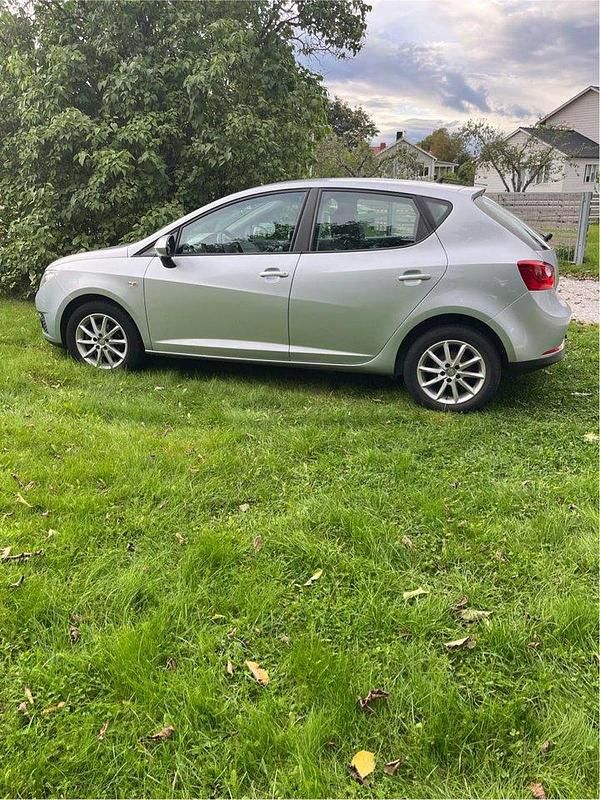 Silver Begagnad 2011 Seat Ibiza Style Halvkombi | 48 500 kr (Bra pris) - Bild 1/3