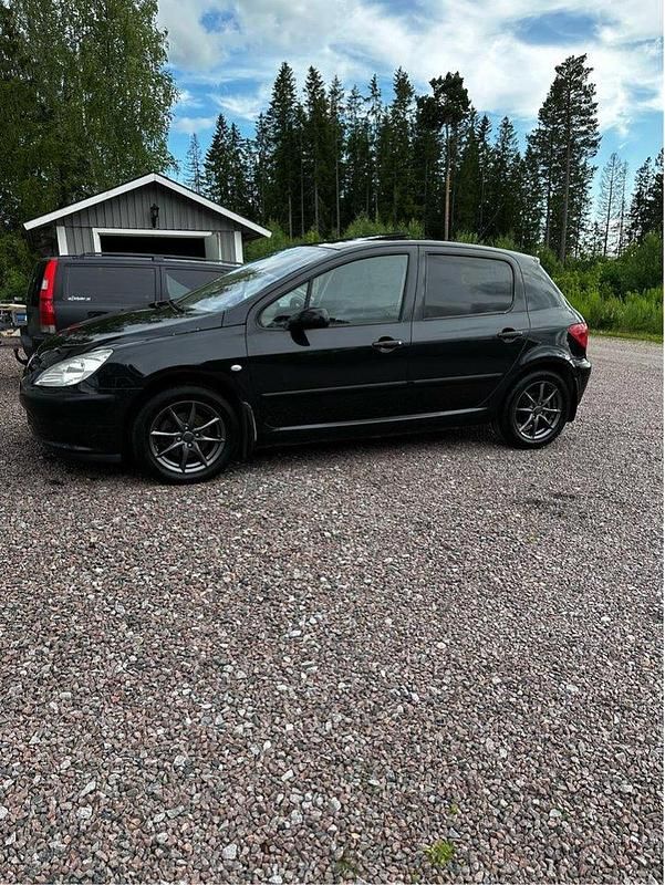 Svart Begagnad 2003 Peugeot 307 Halvkombi | 15 000 kr (Marknadspris) - Bild 1/3