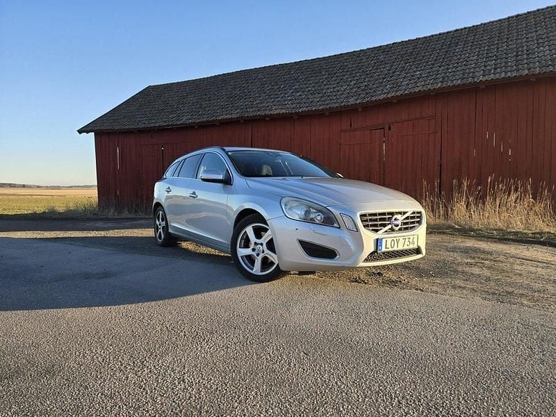Grå Begagnad 2011 Volvo V60 Momentum Kombi | 69 000 kr (Marknadspris) - Bild 1/4