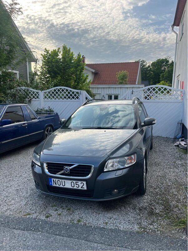 Grå Begagnad 2008 Volvo V50 Momentum Kombi | 44 500 kr (Lite dyr) - Bild 1/3