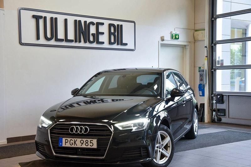 Svart Begagnad 2017 Audi A3 Sportback Comfort Halvkombi | 119 900 kr (Marknadspris) - Bild 1/4