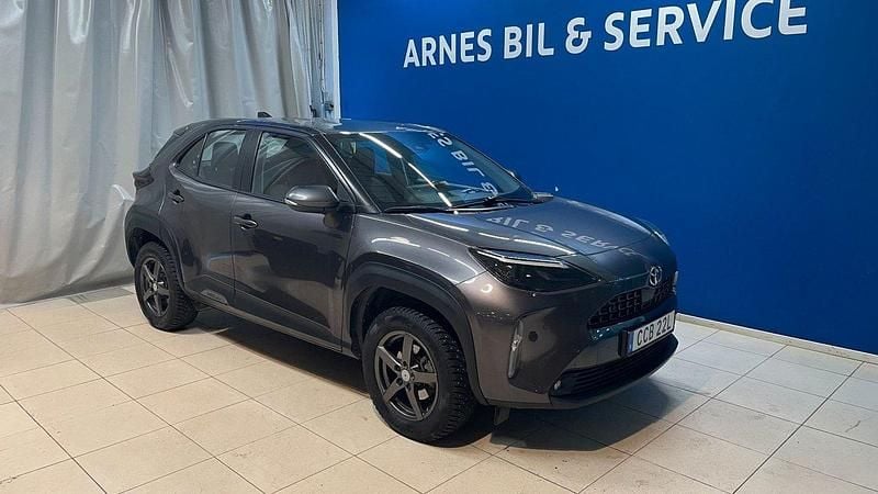 Mörkgrå (grå) Begagnad 2022 Toyota Yaris Cross Active SUV | 243 798 kr (Bra pris) - Bild 1/4