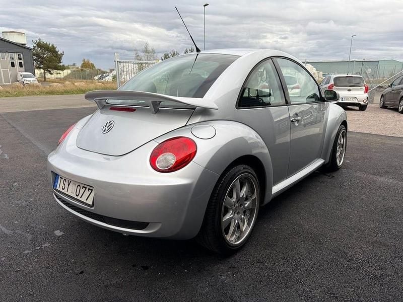 Begagnad VW New Beetle Highline 102 HK (75 kW) 2006 Silver Halvkombi