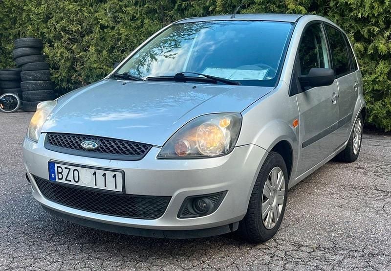 Ljusgrå Begagnad 2006 Ford Fiesta Halvkombi | 29 899 kr (Marknadspris) - Bild 1/4