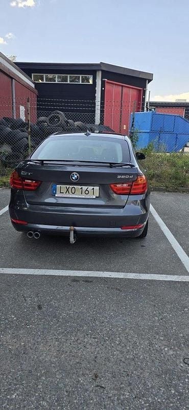 Grå Begagnad 2016 BMW 320 Gran Turismo Halvkombi | 110 000 kr (Marknadspris) - Bild 1/4