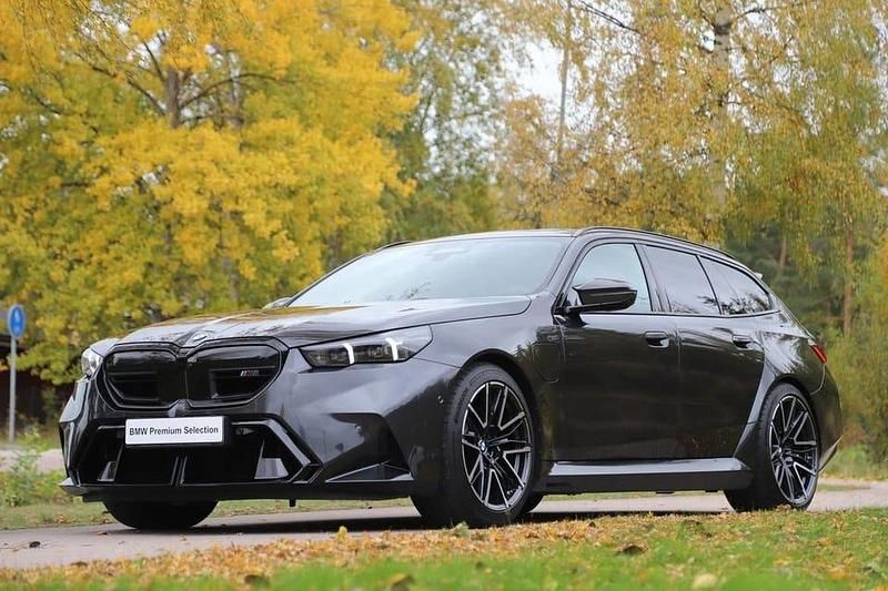 Grå Begagnad 2025 BMW M5 Kombi | 1 495 000 kr - Bild 1/4