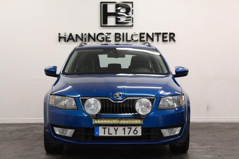 Begagnad Skoda Octavia Ambition 105 HK (77 kW) 2015 Blå Kombi