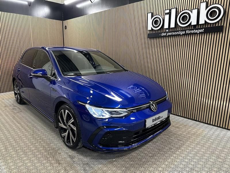 Mörkblå Begagnad 2023 VW Golf VIII R-line Halvkombi | 319 000 kr (Lite dyr) - Bild 1/4