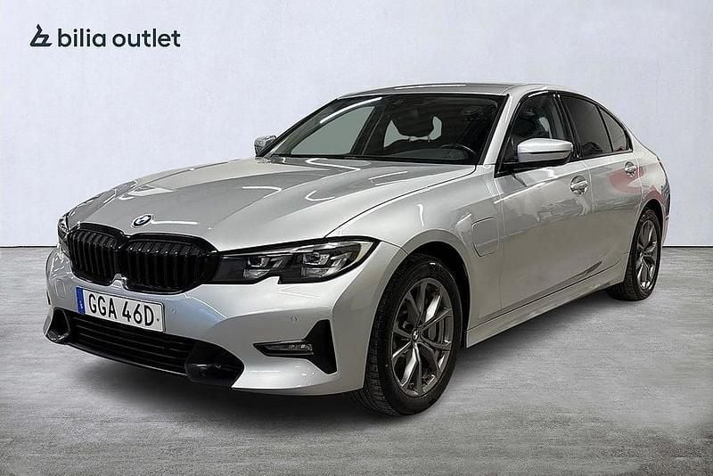Silver Begagnad 2019 BMW 330e Sport Line Sedan | 259 000 kr (Marknadspris) - Bild 1/4