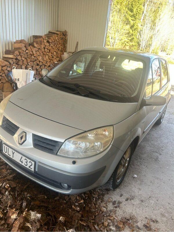 Grå Begagnad 2004 Renault Scénic II Minibuss | 27 000 kr (Marknadspris) - Bild 1/4