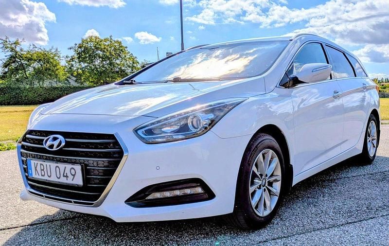 Vit Begagnad 2016 Hyundai i40 Comfort Kombi | 85 000 kr (Marknadspris) - Bild 1/4