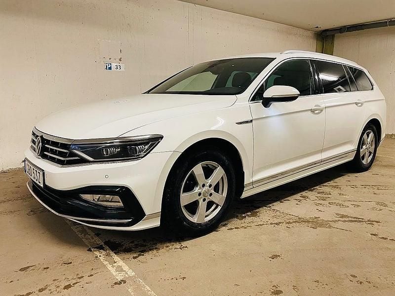Vit Begagnad 2021 VW Passat R-line Kombi | 249 000 kr (Marknadspris) - Bild 1/4