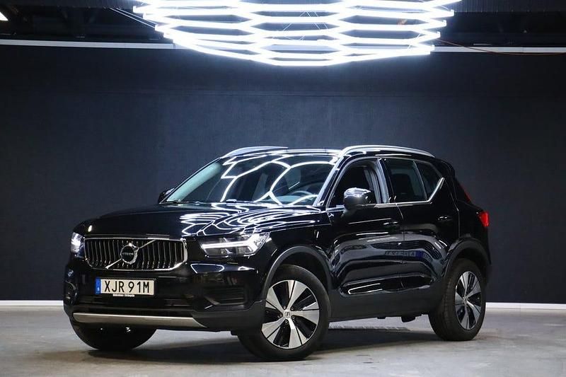 Svart Begagnad 2022 Volvo XC40 SUV | 289 900 kr (Marknadspris) - Bild 1/4