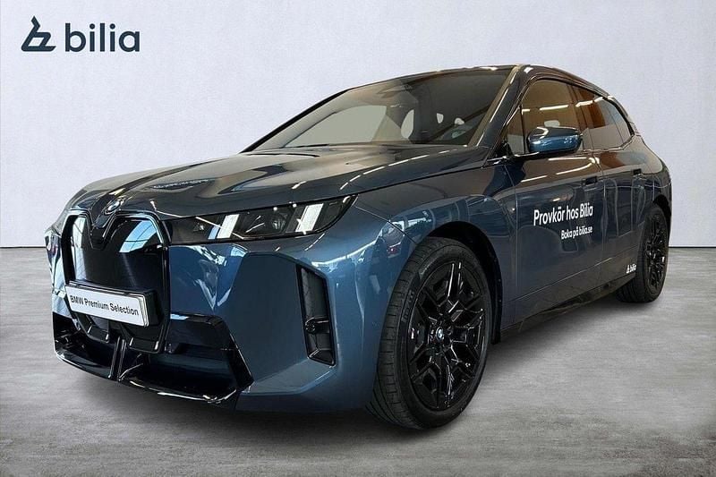 Blå Begagnad 2025 BMW iX M Sport SUV | 979 900 kr - Bild 1/4
