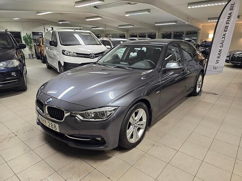 Grå Begagnad 2016 BMW 318 Sport Line Sedan | 144 900 kr (Bra pris) - Bild 1/4