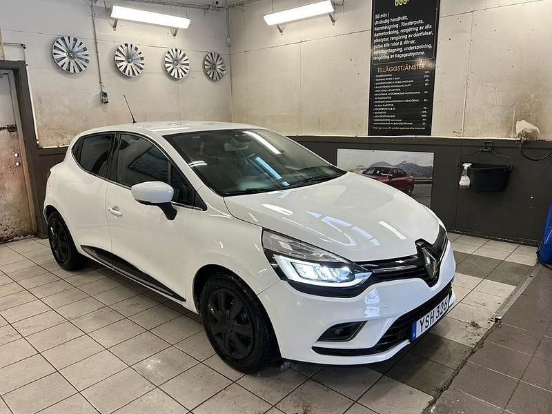 Väldigt fräsch och fin i lacken Begagnad 2019 Renault Clio IV Halvkombi | 64 000 kr (Bra pris) - Bild 1/4