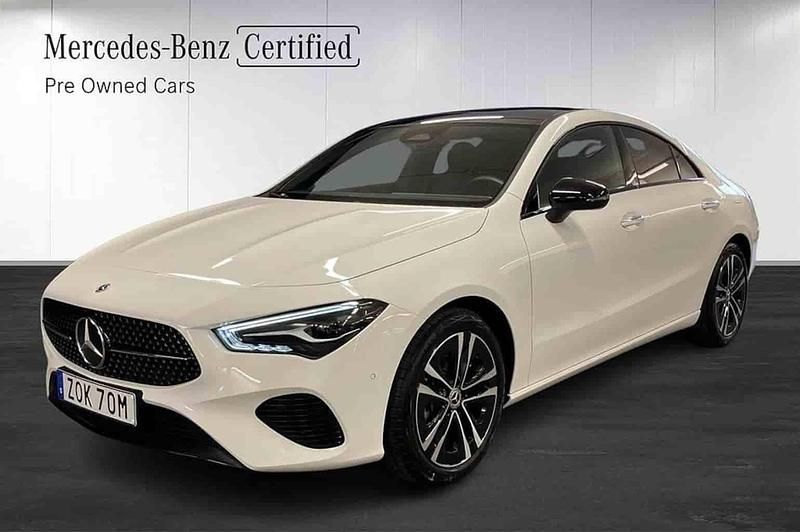 Vit Begagnad 2025 Mercedes CLA200 Sportkupé | 398 900 kr (Dyr) - Bild 1/1