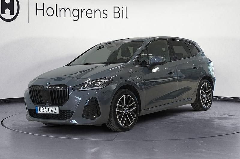 Grå Begagnad 2022 BMW 225 Active Tourer M Sport Minibuss | 339 900 kr - Bild 1/4