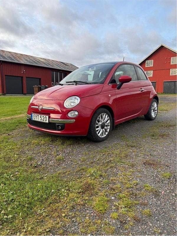 Röd Begagnad 2015 Fiat 500 Lounge Halvkombi | 55 000 kr (Marknadspris) - Bild 1/4