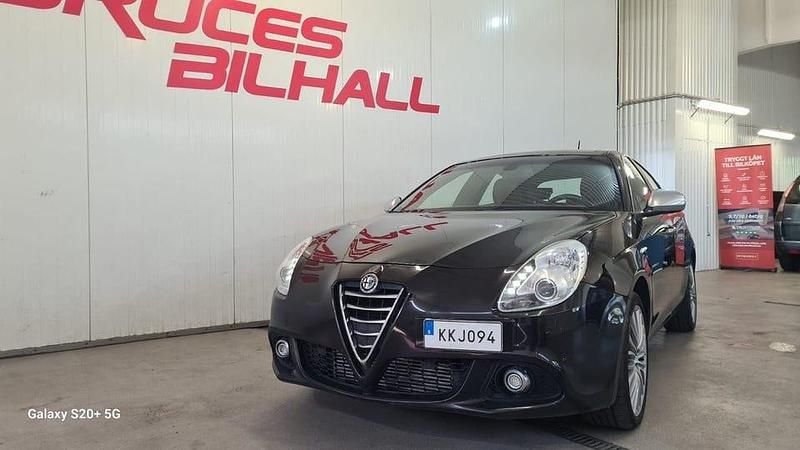 Svart Begagnad 2014 Alfa Romeo Giulietta Exclusive Halvkombi | 104 900 kr - Bild 1/4