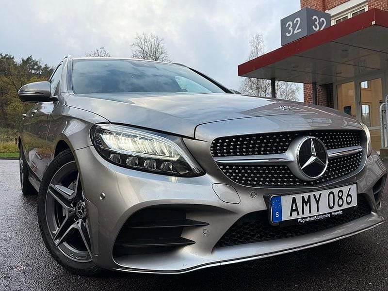 Silver Begagnad 2018 Mercedes C220 Kombi | 234 900 kr (Superpris) - Bild 1/4