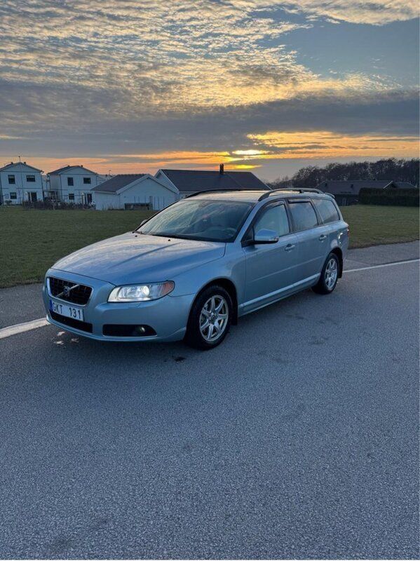 Blå Begagnad 2008 Volvo V70 Momentum Kombi | 55 000 kr (Bra pris) - Bild 1/4