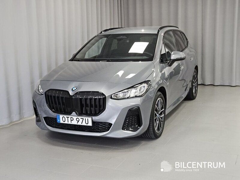 Grå Begagnad 2024 BMW 225 Active Tourer M Sport Minibuss | 419 900 kr (Dyr) - Bild 1/4