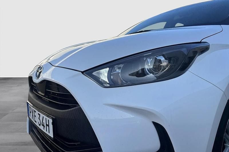 Begagnad Toyota Yaris Hybrid Active 117 HK (86 kW) 2022 Vit Halvkombi