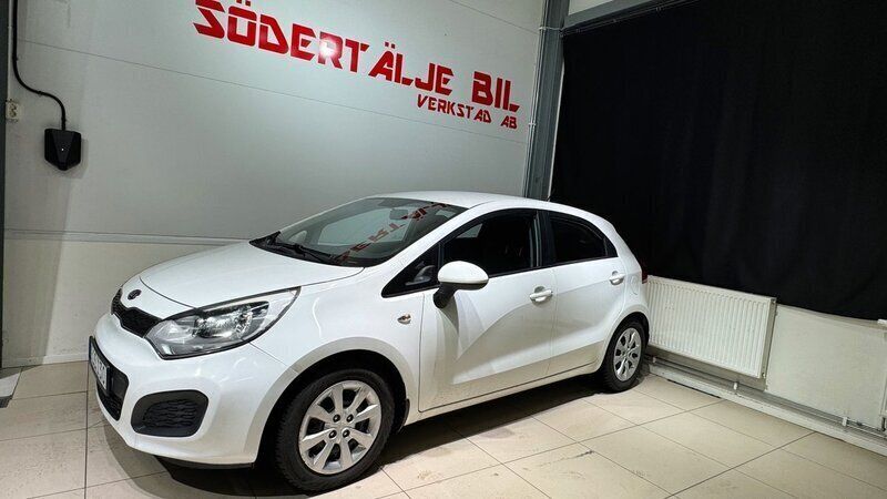 Vit Begagnad 2011 Kia Rio Halvkombi | 59 900 kr (Marknadspris) - Bild 1/4