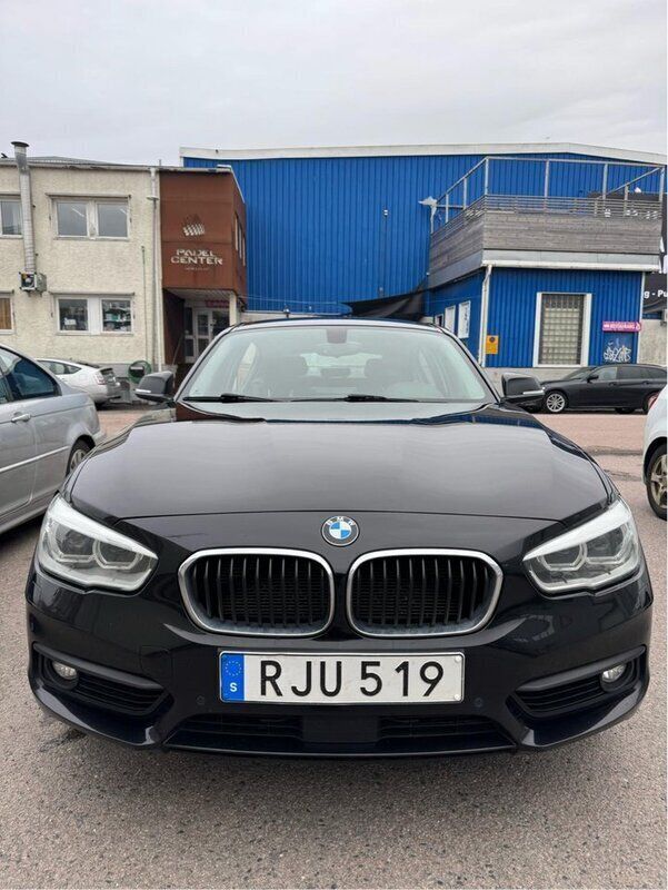 Svart Begagnad 2017 BMW 118 Advantage Halvkombi | 145 000 kr (Marknadspris) - Bild 1/4