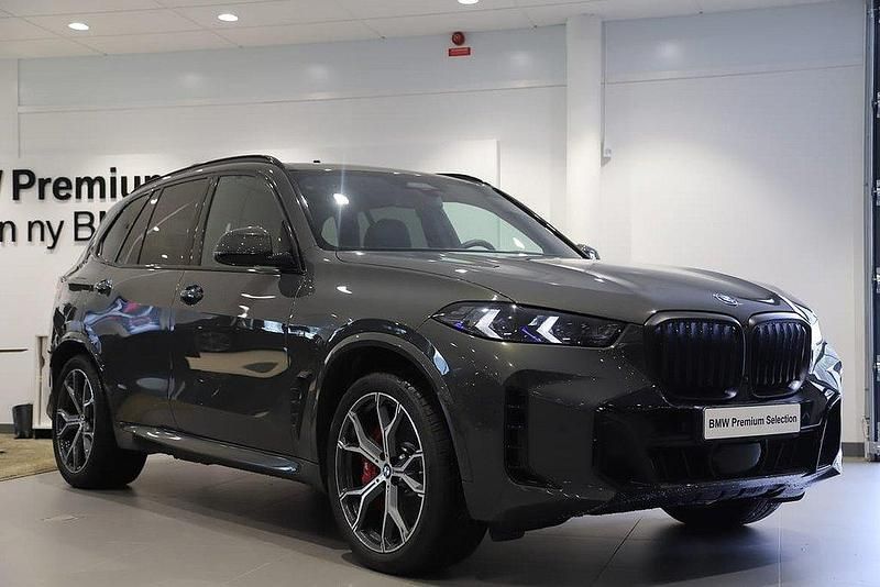 Grå Ny 2025 BMW X5 Comfort Edition SUV | 1 059 000 kr (Marknadspris) - Bild 1/3