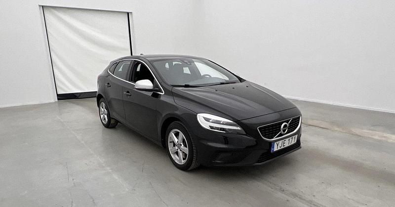 Svart Begagnad 2017 Volvo V40 R-Design Kombi | 185 000 kr (Marknadspris) - Bild 1/4