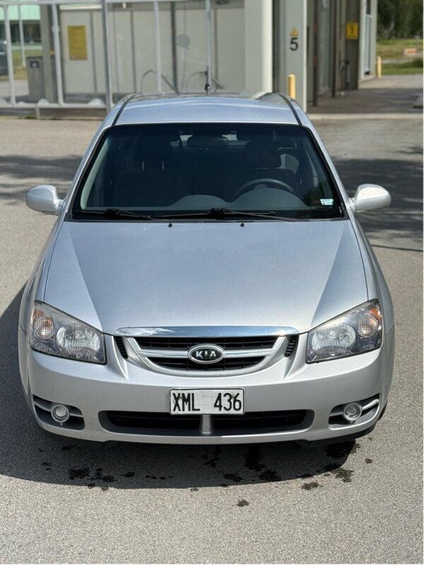 Silver Begagnad 2006 Kia Cerato 4 Halvkombi | 23 000 kr - Bild 1/4