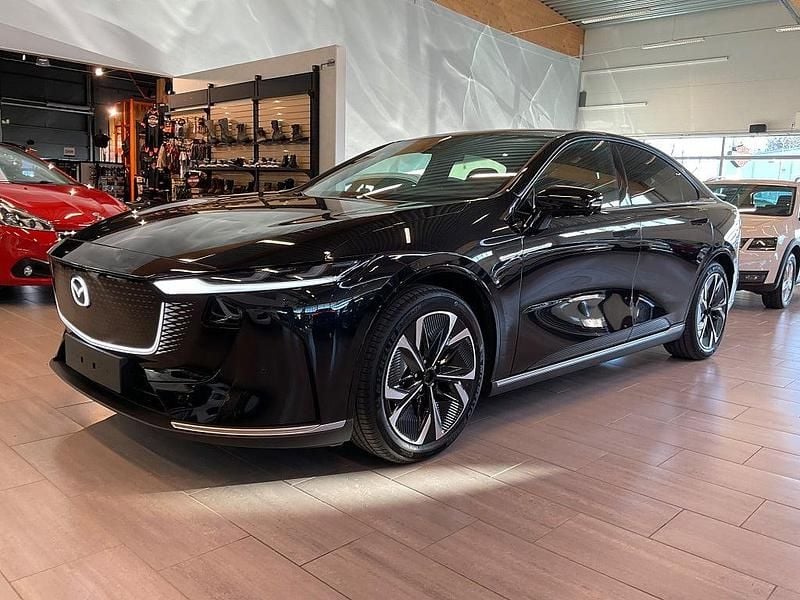 Svart Ny 2025 Mazda 6e Takumi-Line Halvkombi | 478 000 kr (Marknadspris) - Bild 1/4