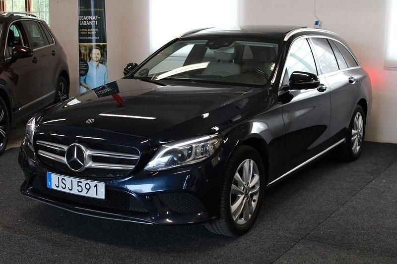 Mörkblå Begagnad 2018 Mercedes C220 SE Kombi | 269 900 kr (Marknadspris) - Bild 1/4