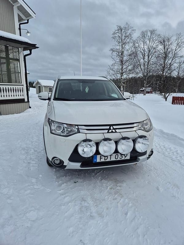 Begagnad Mitsubishi Outlander 150 HK (110 kW) 2015 Vitmetallic SUV