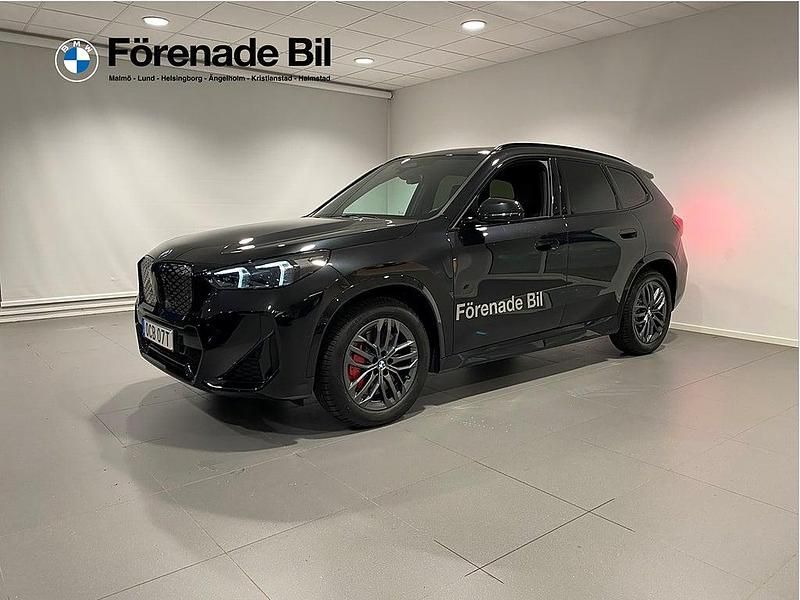 Svart Ny 2026 BMW iX1 SUV | 659 000 kr - Bild 1/4